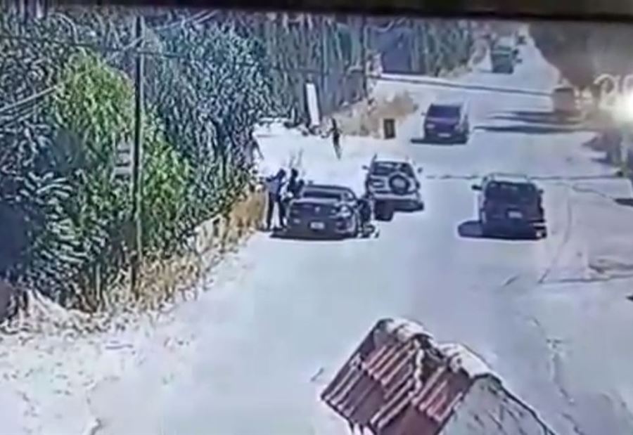 بالفيديو: خلافٌ مُسلّحٌ عند مدخل رياق... ثم مرّ الضابط!