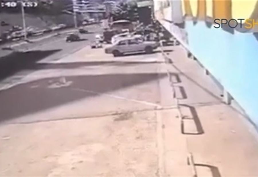 لحظة سقوط الصاروخ الذي لم يصب السيارة في جونية (فيديو)