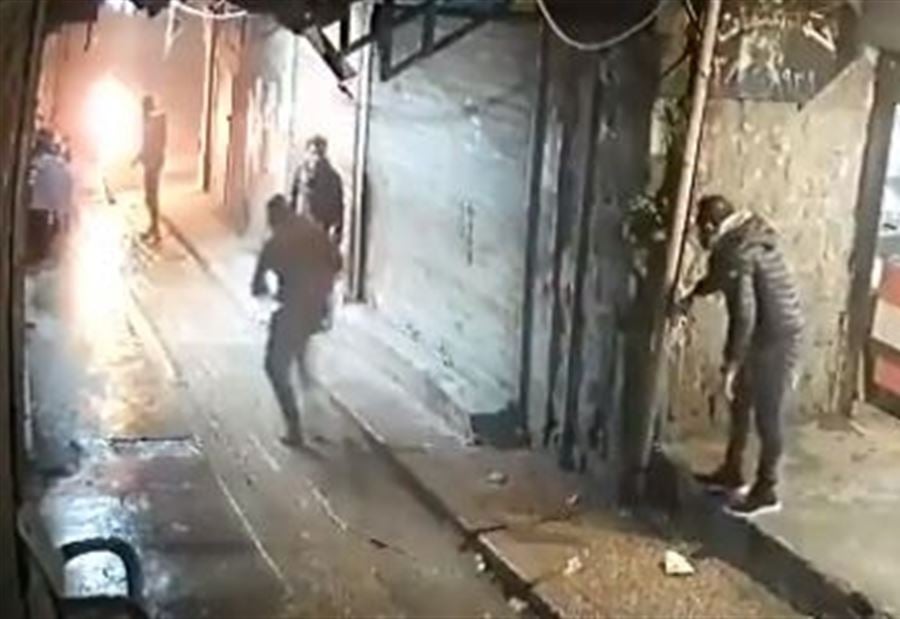 فيديو "مؤلم"... مواطن يحرق نفسه في طرابلس