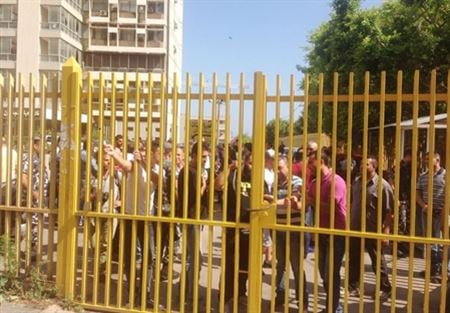 المياومون أقفلوا ابواب مؤسسة الكهرباء
