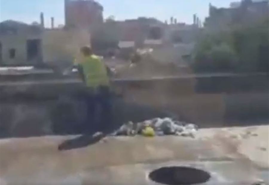 بالفيديو: "بالرفش".. عامل يرمي النفايات في نهر بيروت!