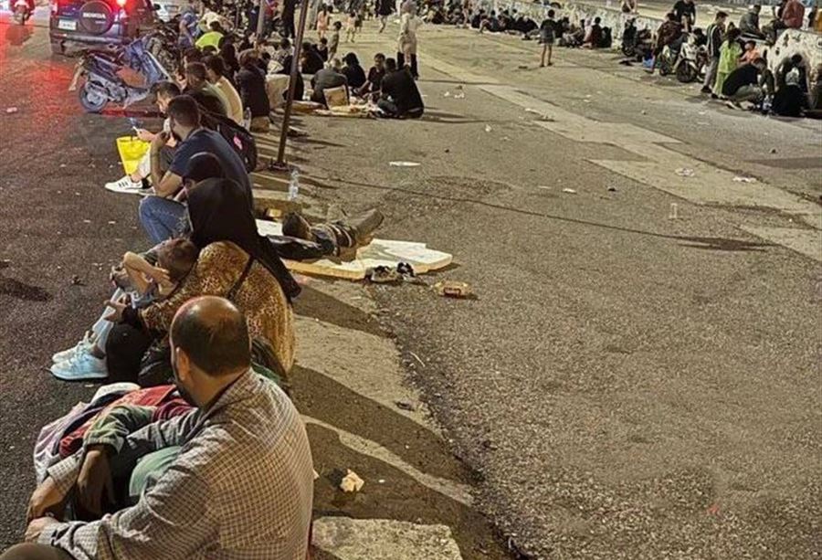 بحثًا عن مكان آمن... شوارع بيروت تتحول إلى ملاذ لمئات العائلات!
