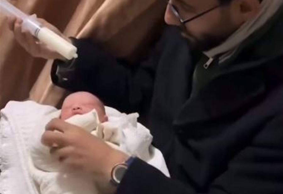 مشهدٌ "صادم"... حقنة من الحليب لِسدّ جوع طفلة في غزة (فيديو)