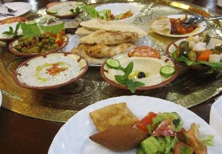 اقفال محلا للفول والحمص في صيدا