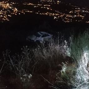 بالصور: جريح بانقلاب سياراته في المشرح