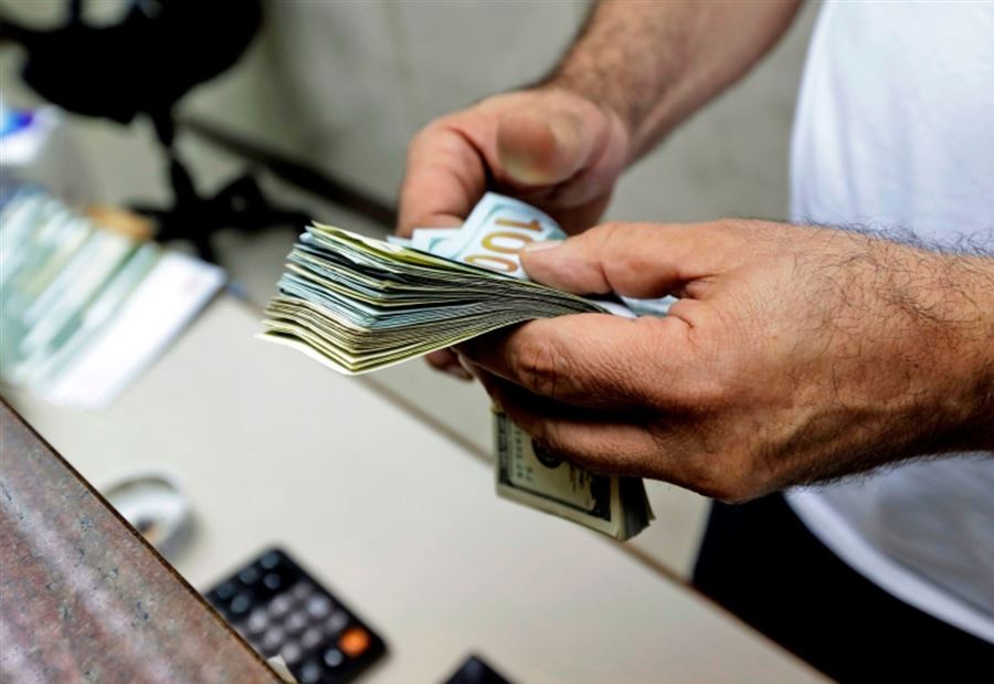 الدولار لدى الصرافين يتخطى الـ 2600 ليرة