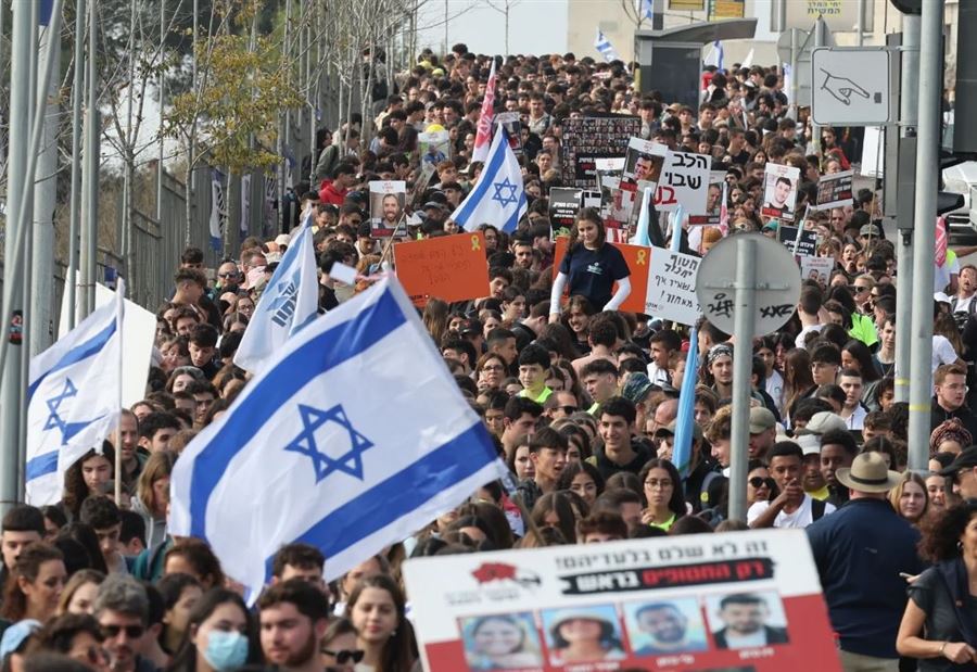 رفعوا صورًا ضخمة لأبنائهم... عائلات "الأسرى" تتظاهر أمام مقر نتنياهو بالقدس