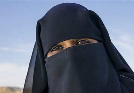 مسيحية لبست الحجاب وتظاهرت أنها مسلمة.. لماذا؟