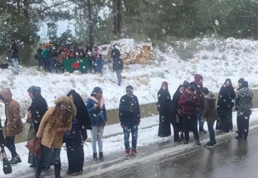  بالصور: انقاذ مواطنين احتجزتهم ثلوج بشري
