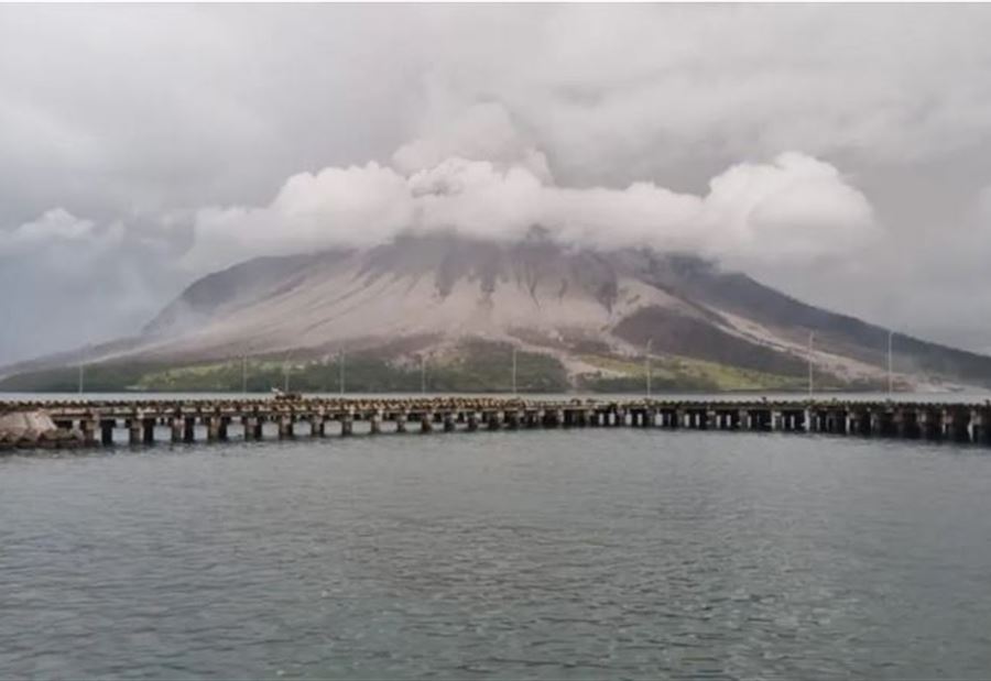 بالفيديو: بركان ثائر يغلق مطارا في إندونيسيا! بالفيديو: بركان ثائر يغلق مطارا في إندونيسيا!