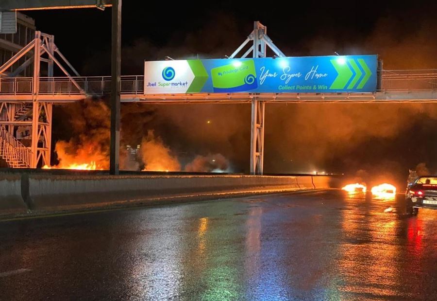بالفيديو: غاضبون يقطعون أوتوستراد جبيل "إنتقامًا" لربيع الزين بالفيديو: غاضبون يقطعون أوتوستراد جبيل "إنتقامًا" لربيع الزين