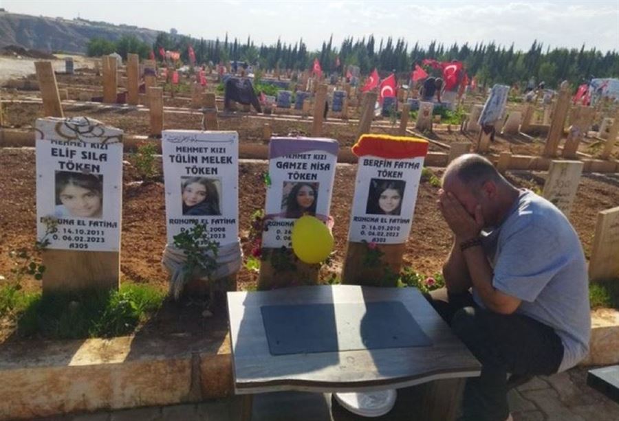 "بأي حالٍ عدت يا عيد"... صورة مؤثرة لأب تركي فقد بناته بالزلزال