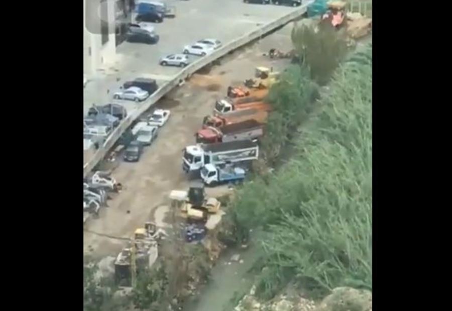 بالفيديو: شاحنة ترمي النفايات بمجرى نهر الفوار...وجريصاتي يتحرك