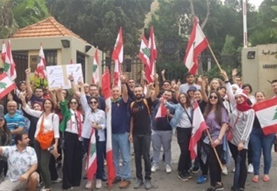 أساتذة وموظفو جامعة "LAU" يدعمون الحراك 