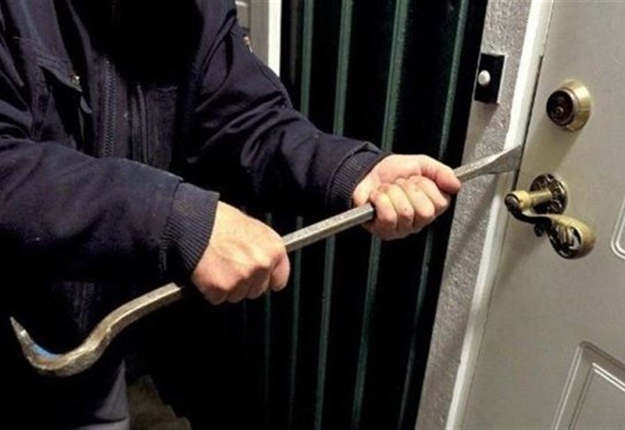 "إستغلّ غياب أصحاب المنزل"... وهذا ما فعله 