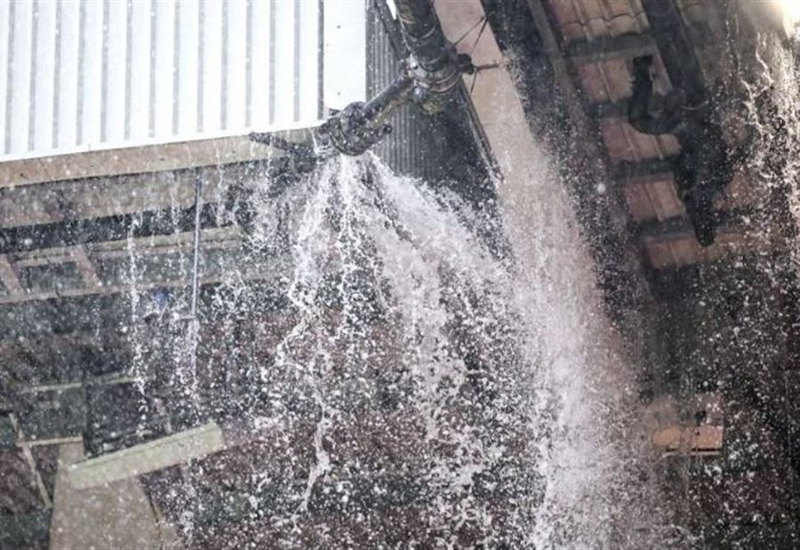 تدفّقت كـ"شلال"... المياه تغرق ملعب مانشستر يونايتد (فيديو)