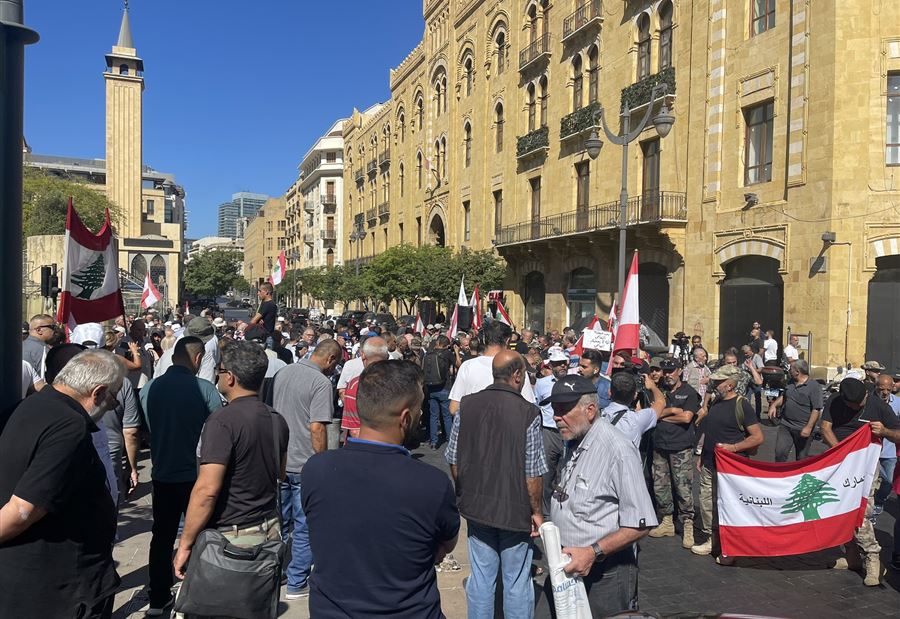 بالفيديو: توتر وتدافع في محيط مجلس النواب... العسكريون في مواجهة!