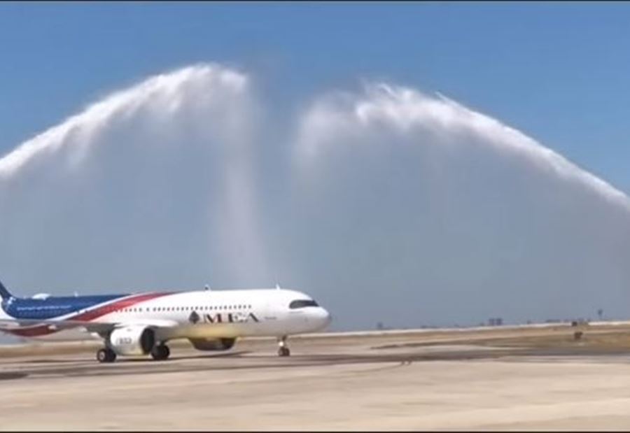 بالفيديو: مطار شارل ديغول يرحب بطائرة الـ "mea" الجديدة