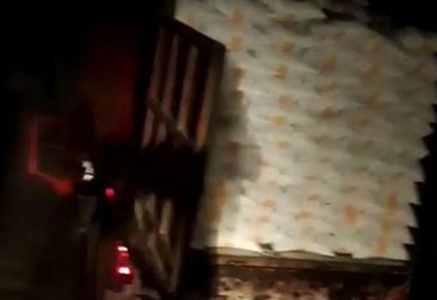 بالفيديو:محتجون يُفرغون حمولة شاحنتين من الطحين في بحمدون  بالفيديو:محتجون يُفرغون حمولة شاحنتين من الطحين في بحمدون