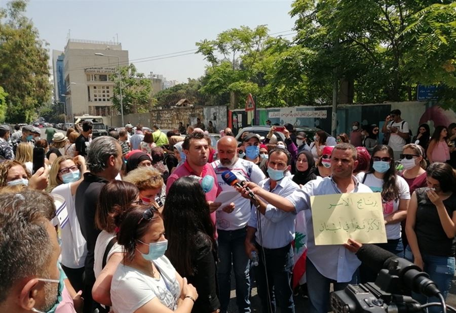 وقفة إحتجاجية للعاملين في برنامج "الأسر الأكثر فقراً" وقفة إحتجاجية للعاملين في برنامج "الأسر الأكثر فقراً"