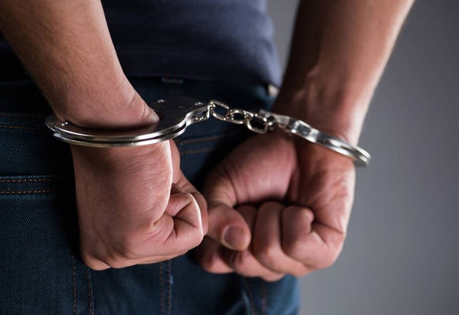 أوهمهم بإمكانه إخلاء سبيل موقوفين في صيدا