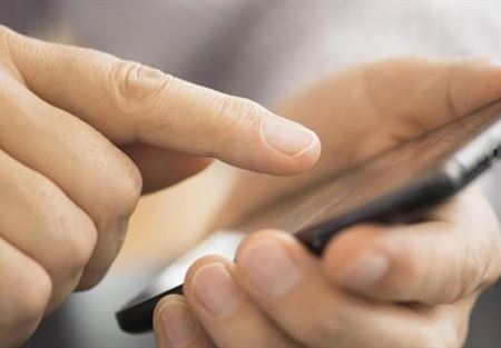مكالمة هاتفية مع الأهل تدفع طالب للانتحار