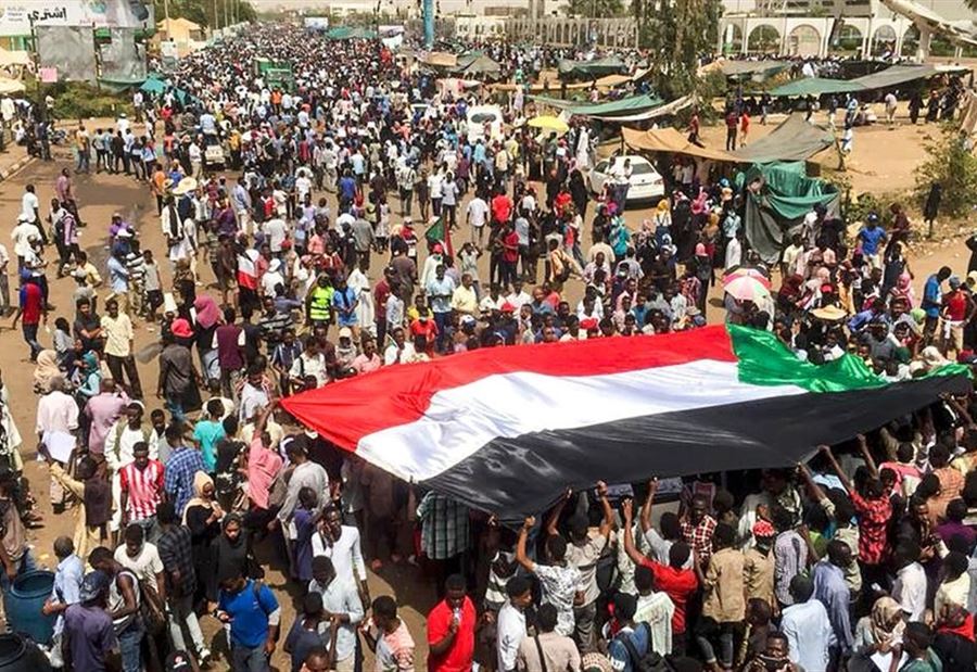 أنباء عن تنحي البشير ... وبيان منتظر للقوات المسلحة السودانية