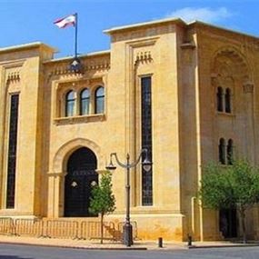 من هو النائب المتدين صاحب زجاجة الخمر أمام مجلس النواب؟