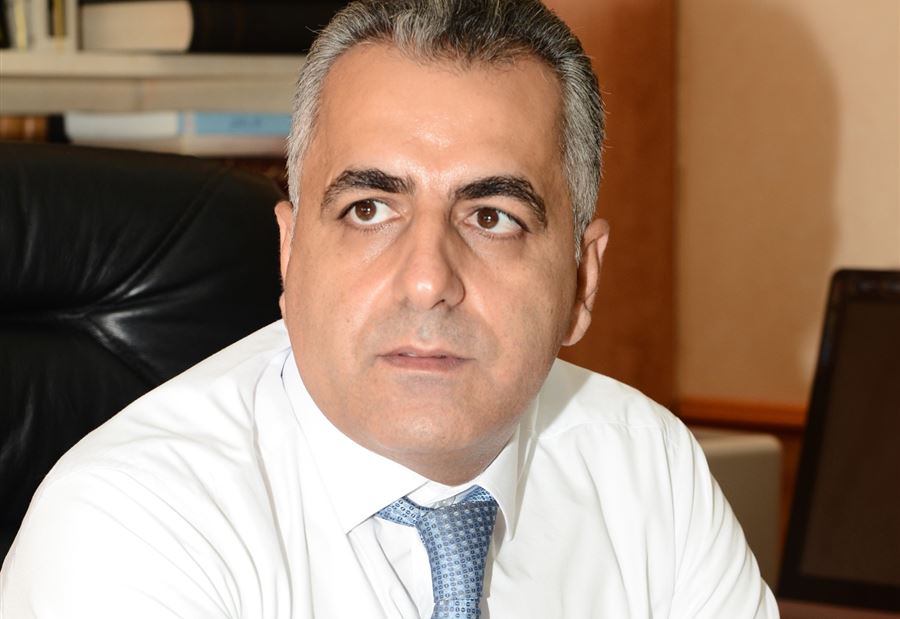 كركي:  يفسخ التعاقد مع طبيب ويعلق تعاقد طبيبين