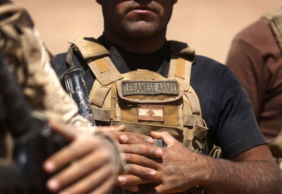 الجيش يُخضع موظفي السفارة الإيرانية للتفتيش