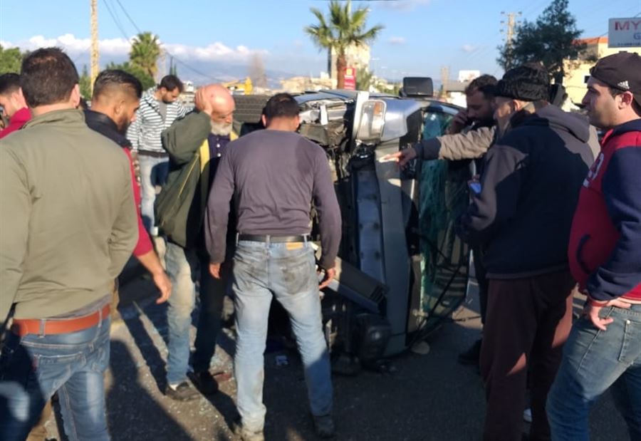 بالصور: 5 جرحى إثر إنقلاب فان ركاب في الزهراني