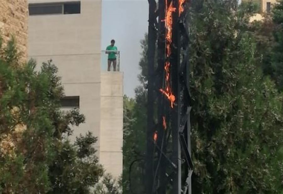 بالصورة: إندلاع حريق بعامود كهرباء في المتن