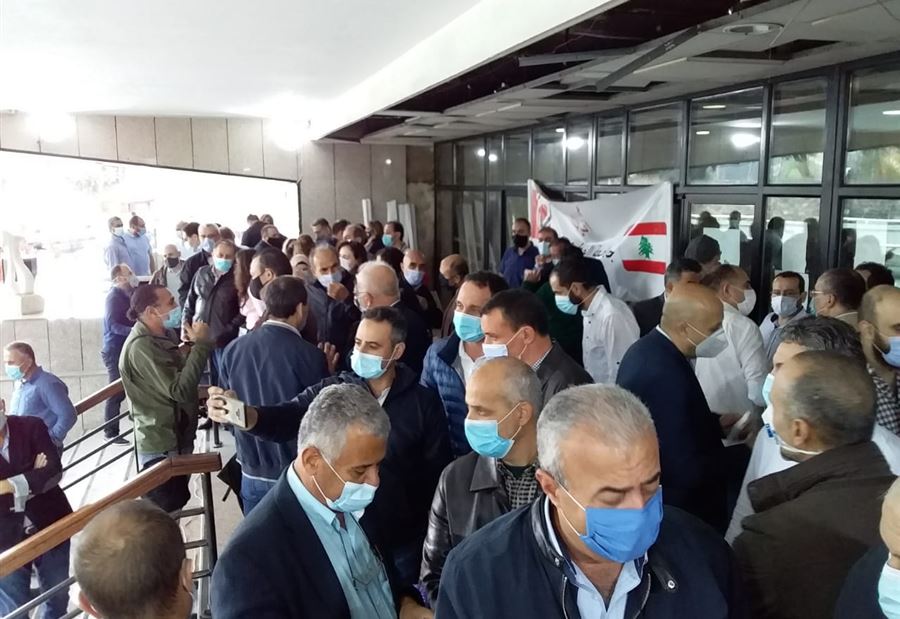أساتذة "اللبنانية" يرفعون الصوت... "لن نتراجع عن حقوقنا"