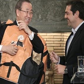 "سترة نجاة" هدية يونانية لـ "بان"