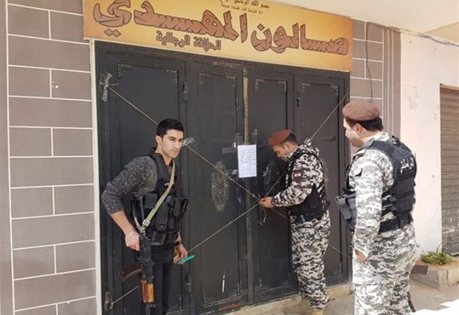 بالصور: الأمن العام يقفل محالاً تابعة لسوريين في بعلبك 