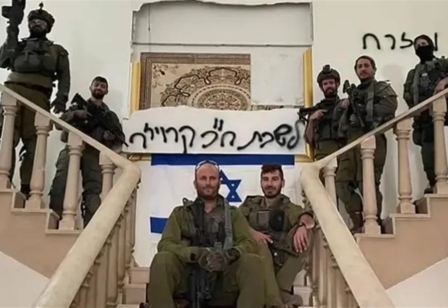 على درج منزل في جنوب لبنان... فَقَدَ منصبه بسبب صورة! على درج منزل في جنوب لبنان... فَقَدَ منصبه بسبب صورة!