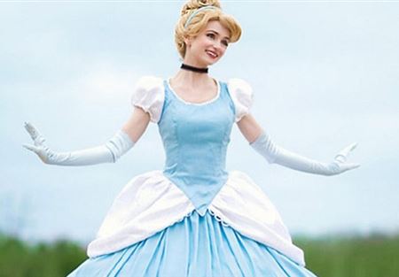 أنفقت 14 ألف دولار للتشبه ببطلات أفلام الأطفال
