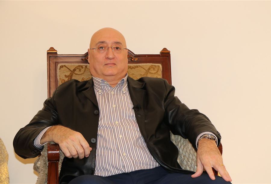 "يحاضرون بالعفة"... تغريدة لافتة لـ أبو فاضل
