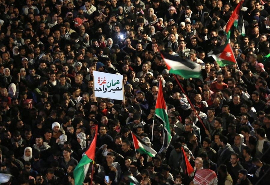 قيادي بفتح "يشتم" المتظاهرين ضد السفارة الإسرائيلية بعمّان