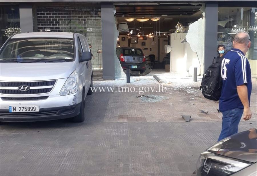 سيارةٌ تجتاح واجهة محل في الصالومي سيارةٌ تجتاح واجهة محل في الصالومي