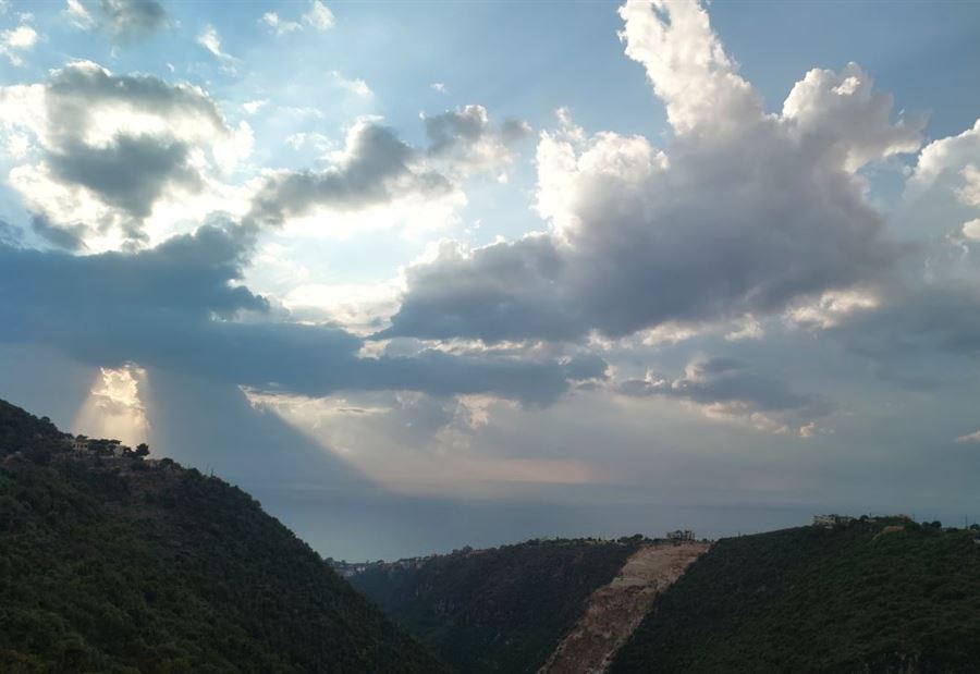 لبنان تحت سحب مرتفعة وضباب كثيف لبنان تحت سحب مرتفعة وضباب كثيف