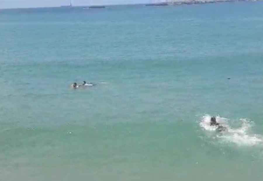 بالصورة:  انقاذ شاب من الغرق قبالة شاطئ صيدا
