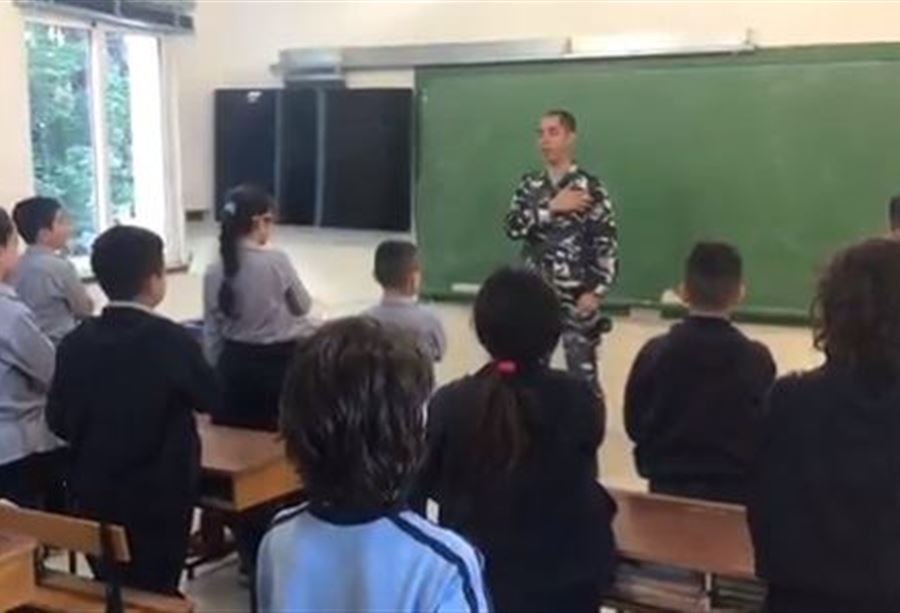 بالفيديو: طلاب يرددون مع عنصر أمني قسم "وعد عليي"