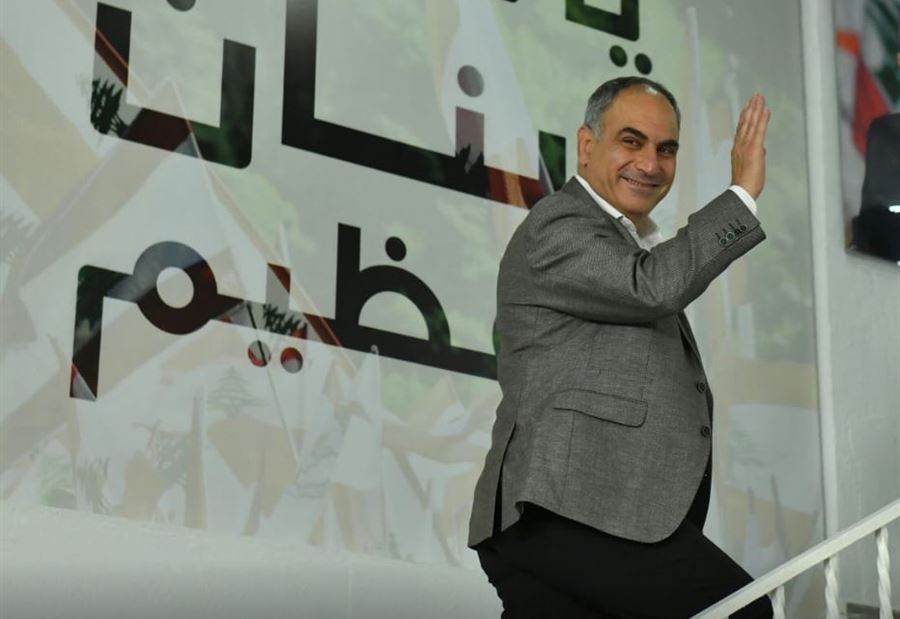 أسود يتحدَّث عن "الرؤوس الثلاثة السامّة"