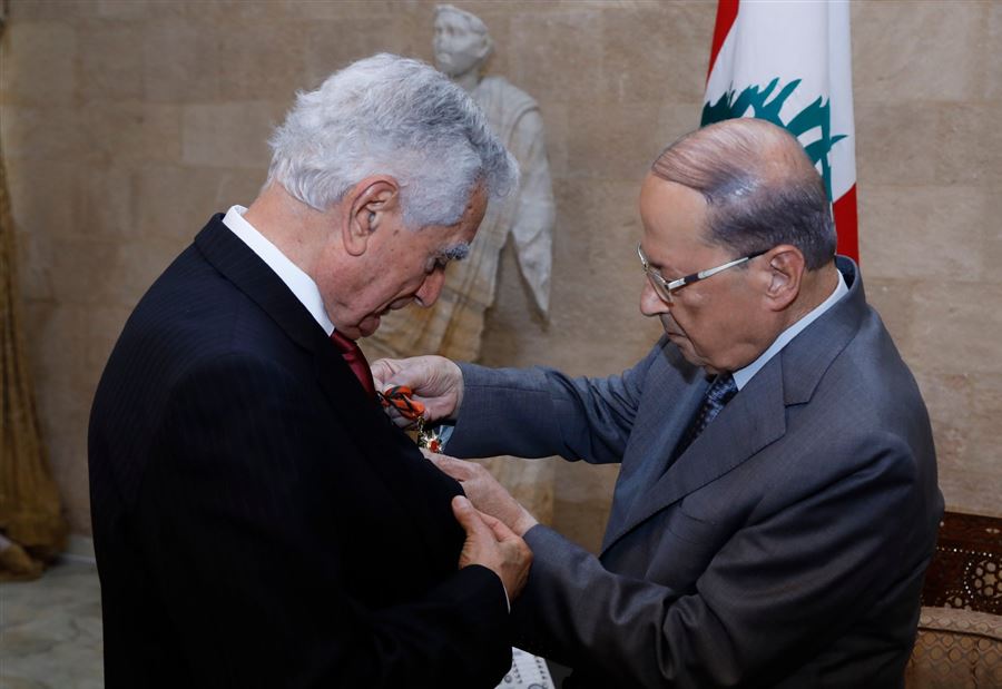 "وسام الارز" من الرئيس عون الى جبرا "وسام الارز" من الرئيس عون الى جبرا