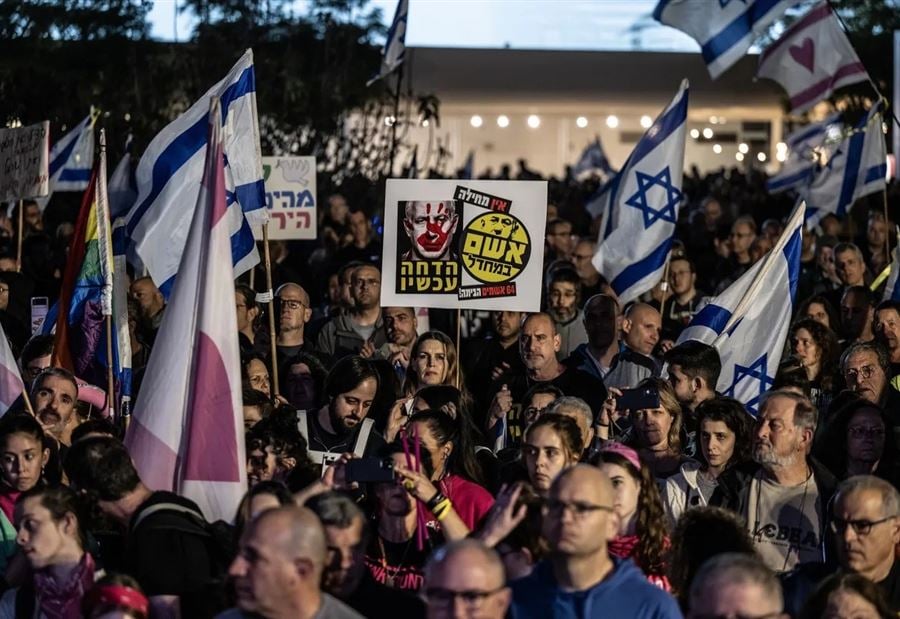 مُتّهمين الحكومة بالفشل... متظاهرون يقطعون الطريق المؤدية للكنيست