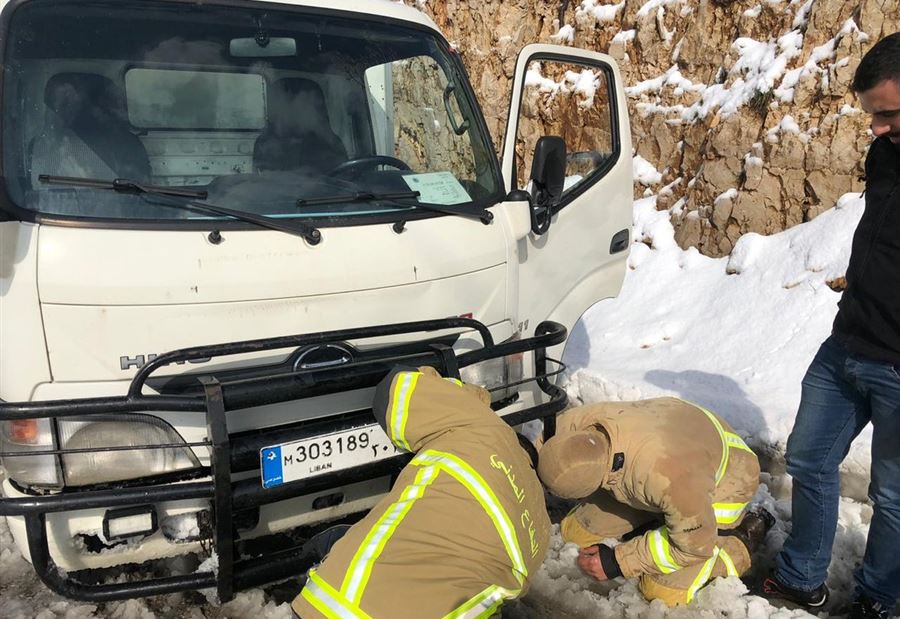 بالصور: انقاذ  مواطنين على طريق زحلة ترشيش 