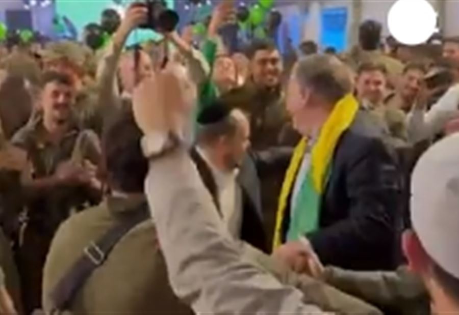 في مقطع إستفزازي جديد... بومبيو يرقص مع جنود اسرائيلين قرب غزة في مقطع إستفزازي جديد... بومبيو يرقص مع جنود اسرائيلين قرب غزة