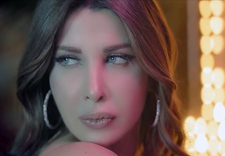 بالفيديو... رد فعل نانسي عجرم بعدما قبلها شاب على المسرح بالفيديو... رد فعل نانسي عجرم بعدما قبلها شاب على المسرح