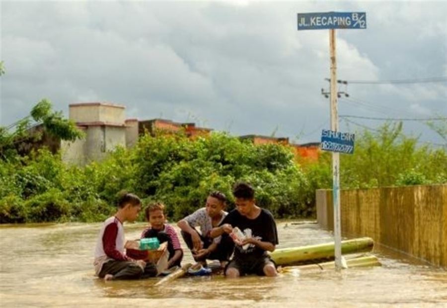 42 قتيلاً على الأقلّ جراء فيضانات في إندونيسيا 42 قتيلاً على الأقلّ جراء فيضانات في إندونيسيا